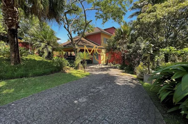 Linda casa em estilo rústico, com cinco dormitórios, no condomínio mais ecológico da Granja Viana! - Foto 1