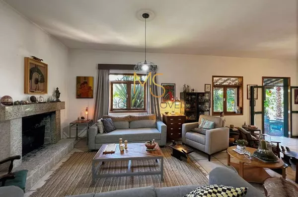 Living para até cinco ambientes (sala de estar, lareira, jantar, bar e um home theater mais reservado).