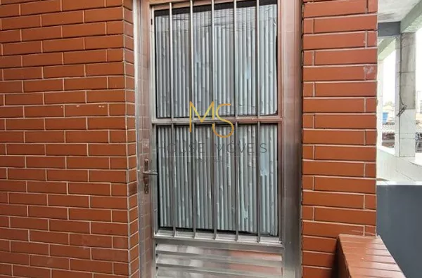 Casa para aluguel com dois cômodos e varanda, no Jardim Novo Horizonte, Carapicuíba, SP