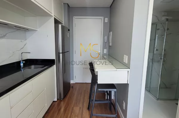 Mesa articulada para refeições (ela pode ser dobrada quando não está sendo utilizada, virando um aparador)