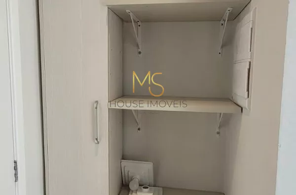 Móvel de apoio atrás da porta de entrada