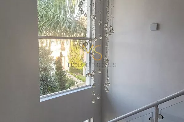 Escada de acesso ao piso superior, com pé direito duplo