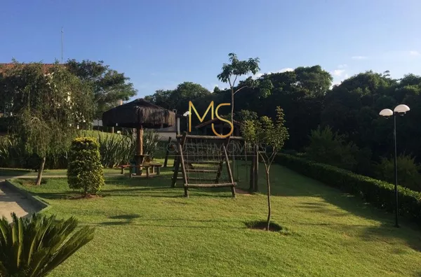 Playground e quiosque ao fundo