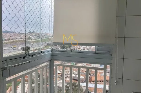 Área de serviço com fechamento em vidro e persianas rolo