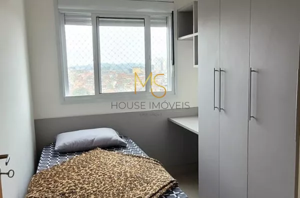 Quarto 2, com armários planejados, bancada para estudos e cama de solteiro