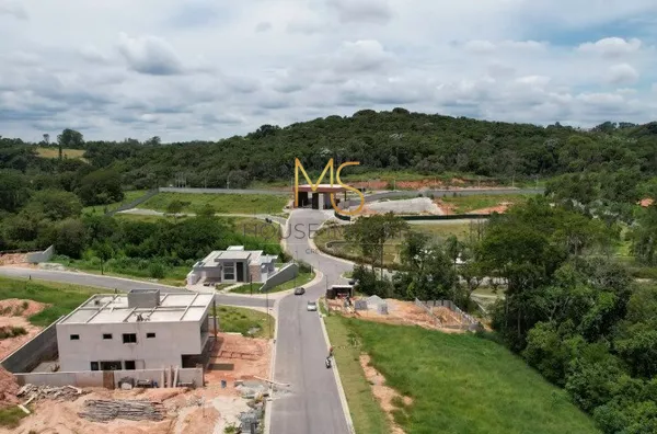 Ruas internas tranquilas, primeiras residências em construção e um condomínio cercado por muito verde
