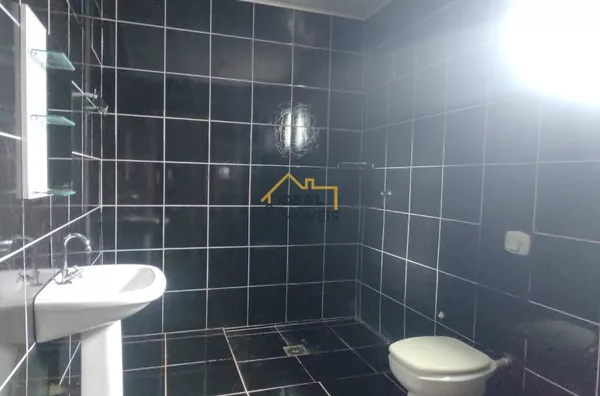 Bairro jandaia II - Casa de terrreno inteiro, 3 quartos,  sendo 1 suíte, sala ampla, cozinha, lavanderia coberta, garagem coberta pra 2 carros - Foto 4