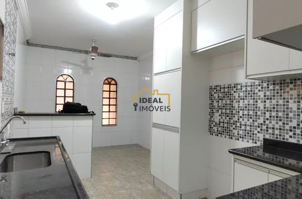 Excelente Casa a Venda na Vila Xavier, Birigui - 3 quartos, 1 suite,  cozinha, quarto e lavanderia com planejados, garagem p/ dois carros, área de churrasqueira. - Foto 4