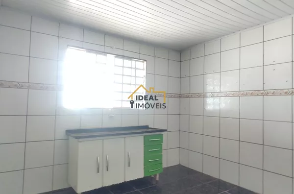 Bairro jandaia II - Casa de terrreno inteiro, 3 quartos,  sendo 1 suíte, sala ampla, cozinha, lavanderia coberta, garagem coberta pra 2 carros - Foto 3