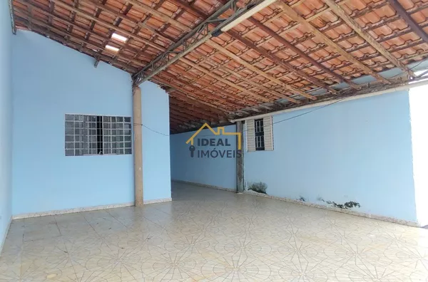 Bairro jandaia II - Casa de terrreno inteiro, 3 quartos,  sendo 1 suíte, sala ampla, cozinha, lavanderia coberta, garagem coberta pra 2 carros - Foto 2