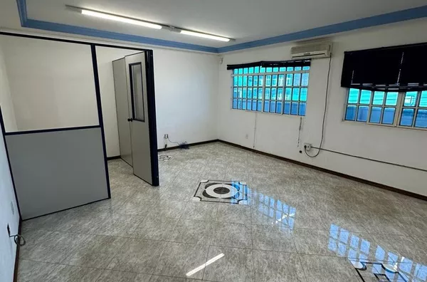 ADE: Excelente conjunto de  loja com subsolo e apartamento com 3 suítes.
