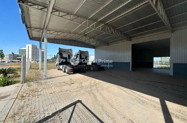 SIA TRECHO 17: Loja comercial com ótimo acesso e localização. Fica na Avenida principal do Trecho 17, com área construída de 700 m2º.  Sendo 350  m2 de Show Room + 350 m2º de galpão.   Mezanino com 150 m2 composto por 2 amplas salas, sendo 1 com banheiro 