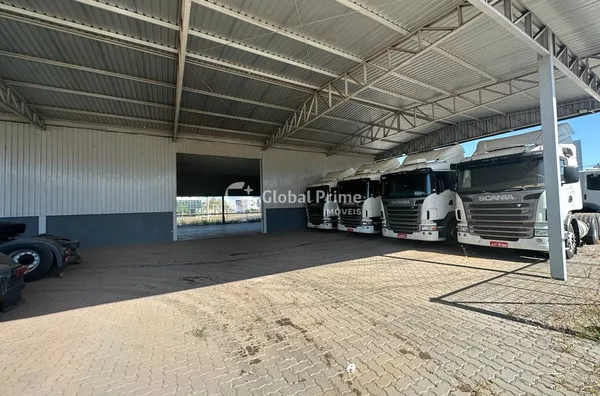 SIA TRECHO 17: Loja comercial com ótimo acesso e localização. Fica na Avenida principal do Trecho 17, com área construída de 700 m2º.  Sendo 350  m2 de Show Room + 350 m2º de galpão.   Mezanino com 150 m2 composto por 2 amplas salas, sendo 1 com banheiro 