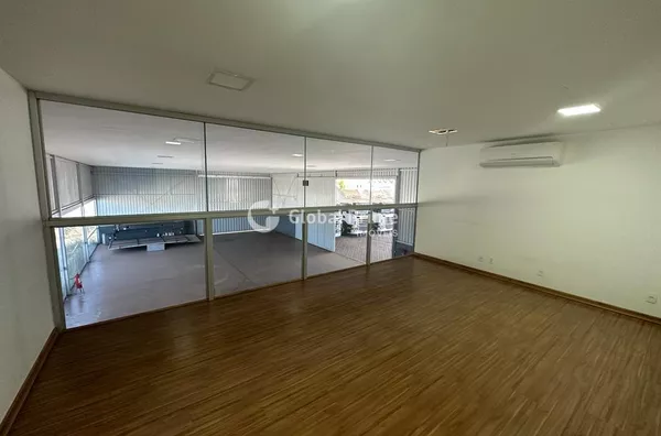SIA TRECHO 17: Loja comercial com ótimo acesso e localização. Fica na Avenida principal do Trecho 17, com área construída de 700 m2º.  Sendo 350  m2 de Show Room + 350 m2º de galpão.   Mezanino com 150 m2 composto por 2 amplas salas, sendo 1 com banheiro 