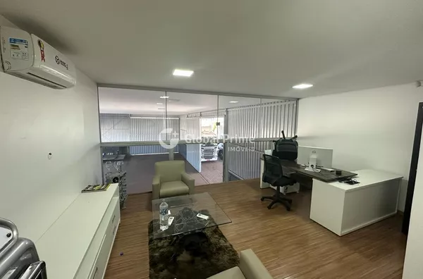 SIA TRECHO 17: Loja comercial com ótimo acesso e localização. Fica na Avenida principal do Trecho 17, com área construída de 700 m2º.  Sendo 350  m2 de Show Room + 350 m2º de galpão.   Mezanino com 150 m2 composto por 2 amplas salas, sendo 1 com banheiro 