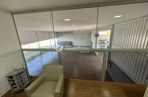SIA TRECHO 17: Loja comercial com ótimo acesso e localização. Fica na Avenida principal do Trecho 17, com área construída de 700 m2º.  Sendo 350  m2 de Show Room + 350 m2º de galpão.   Mezanino com 150 m2 composto por 2 amplas salas, sendo 1 com banheiro 