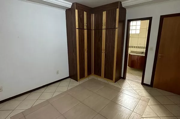 ADE: Excelente conjunto de  loja com subsolo e apartamento com 3 suítes.