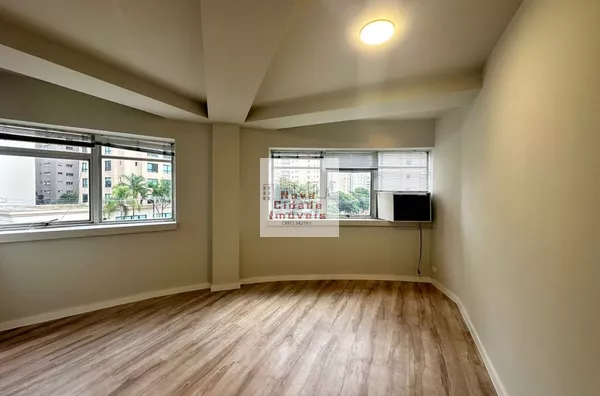 Itaim Bibi! Conjunto comercial 56 m² 1 sala c/ ar cond. 1 banh. 1 copa 1 vaga - Foto 1