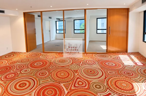 Vila Olímpia! Conjunto (76 m²) 3 salas, 2 banheiros e 2 vagas para locação