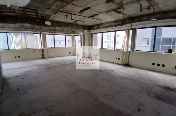 Itaim Bibi! Conj. Comercial no contra-piso (103 m²) com 2 banheiros e 2 vagas à venda! - Foto 1