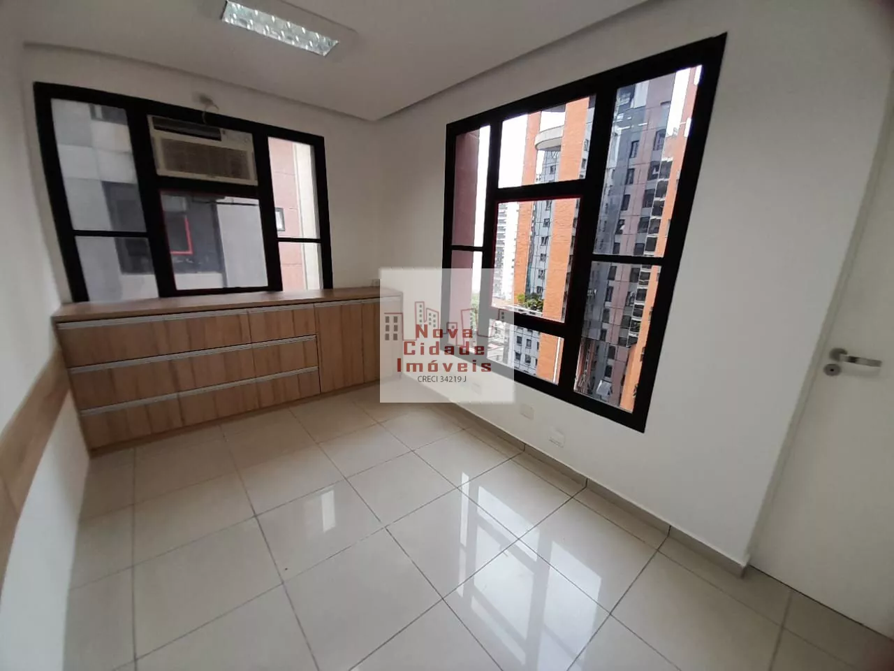 Vila Olímpia! Conjunto comercial (46,20 m²) com ar cond. e 2 vagas para locação - W2206_SA2882