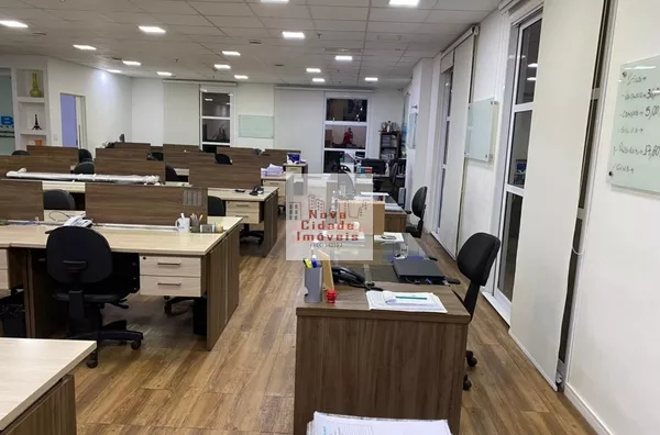 Brooklin! Conjuntos conjugados (235 m²) com 6 vagas para locação