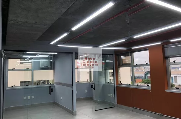Moema! Sala comercial c/ 53 m² com 2 banheiros com 1 vaga para locação