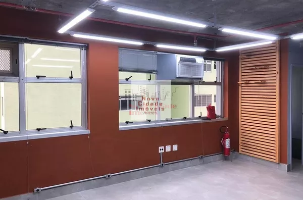 Moema! Sala comercial c/ 53 m² com 2 banheiros com 1 vaga para locação