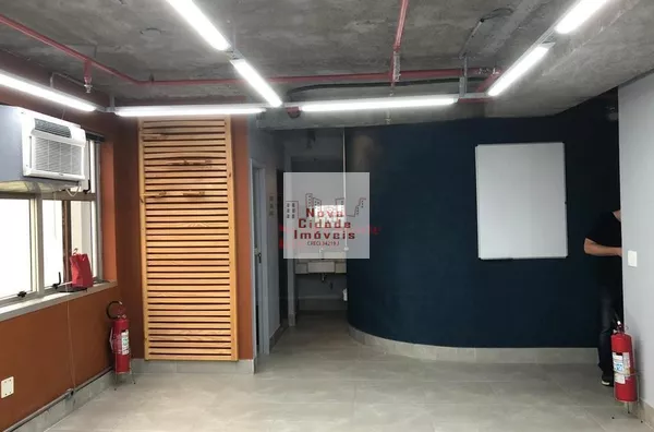 Moema! Sala comercial c/ 53 m² com 2 banheiros com 1 vaga para locação