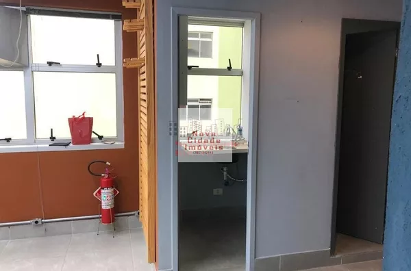 Moema! Sala comercial c/ 53 m² com 2 banheiros com 1 vaga para locação