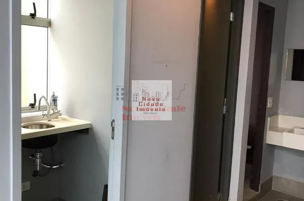 Moema! Sala comercial c/ 53 m² com 2 banheiros com 1 vaga para locação