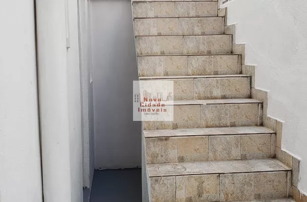acesso por fora no quintal para a parte superior