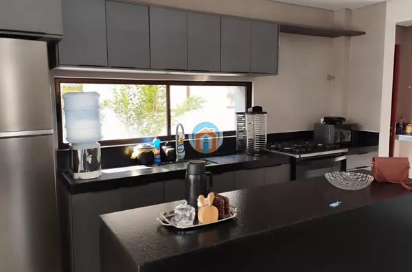 Casa no Condomínio Águas da Serra – 5 Suítes, Área Gourmet e Churrasqueira na Frente