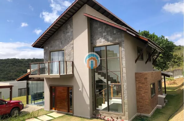 Casa no Águas da Serra - Locação - 5 Suítes, Área Gourmet e Espaço Infantil