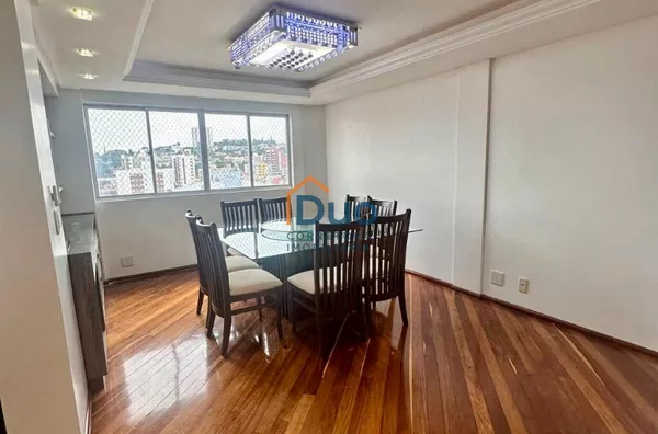 Apartamento para venda,  Centro, Pato Branco AMPLO, OPORTUNIDADE, SEMI MOBILIADO, COZINHA PLANEJADA, COM MESA, CADEIRAS E COOKTOP NOVO, SALA DE JANTAR COM MESA E BUFFET, CORTINADO, ROUPEIROS EM TODOS OS DORMITÓRIOS, SACADAS NA SUÍTE E NA SALA DE ESTAR