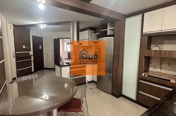 Apartamento para venda,  Centro, Pato Branco AMPLO, OPORTUNIDADE, SEMI MOBILIADO, COZINHA PLANEJADA, COM MESA, CADEIRAS E COOKTOP NOVO, SALA DE JANTAR COM MESA E BUFFET, CORTINADO, ROUPEIROS EM TODOS OS DORMITÓRIOS, SACADAS NA SUÍTE E NA SALA DE ESTAR - Foto 2