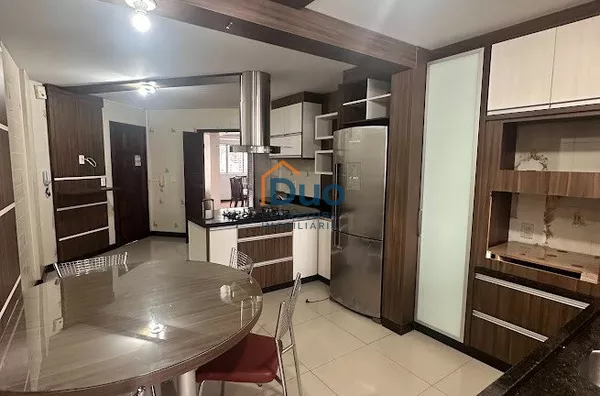 Apartamento para venda,  Centro, Pato Branco AMPLO, OPORTUNIDADE, SEMI MOBILIADO, COZINHA PLANEJADA, COM MESA, CADEIRAS E COOKTOP NOVO, SALA DE JANTAR COM MESA E BUFFET, CORTINADO, ROUPEIROS EM TODOS OS DORMITÓRIOS, SACADAS NA SUÍTE E NA SALA DE ESTAR