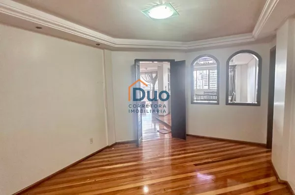 Apartamento para venda,  Centro, Pato Branco AMPLO, OPORTUNIDADE, SEMI MOBILIADO, COZINHA PLANEJADA, COM MESA, CADEIRAS E COOKTOP NOVO, SALA DE JANTAR COM MESA E BUFFET, CORTINADO, ROUPEIROS EM TODOS OS DORMITÓRIOS, SACADAS NA SUÍTE E NA SALA DE ESTAR - Foto 11