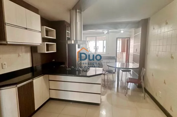 Apartamento para venda,  Centro, Pato Branco AMPLO, OPORTUNIDADE, SEMI MOBILIADO, COZINHA PLANEJADA, COM MESA, CADEIRAS E COOKTOP NOVO, SALA DE JANTAR COM MESA E BUFFET, CORTINADO, ROUPEIROS EM TODOS OS DORMITÓRIOS, SACADAS NA SUÍTE E NA SALA DE ESTAR