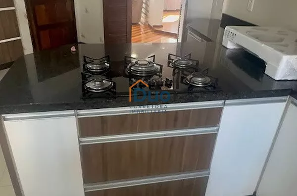 Apartamento para venda,  Centro, Pato Branco AMPLO, OPORTUNIDADE, SEMI MOBILIADO, COZINHA PLANEJADA, COM MESA, CADEIRAS E COOKTOP NOVO, SALA DE JANTAR COM MESA E BUFFET, CORTINADO, ROUPEIROS EM TODOS OS DORMITÓRIOS, SACADAS NA SUÍTE E NA SALA DE ESTAR