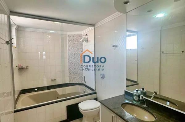 Apartamento para venda,  Centro, Pato Branco AMPLO, OPORTUNIDADE, SEMI MOBILIADO, COZINHA PLANEJADA, COM MESA, CADEIRAS E COOKTOP NOVO, SALA DE JANTAR COM MESA E BUFFET, CORTINADO, ROUPEIROS EM TODOS OS DORMITÓRIOS, SACADAS NA SUÍTE E NA SALA DE ESTAR