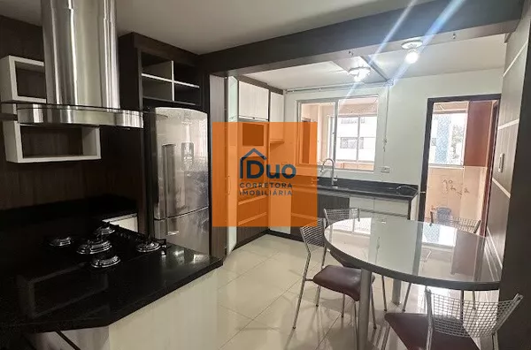 Apartamento para venda,  Centro, Pato Branco AMPLO, OPORTUNIDADE, SEMI MOBILIADO, COZINHA PLANEJADA, COM MESA, CADEIRAS E COOKTOP NOVO, SALA DE JANTAR COM MESA E BUFFET, CORTINADO, ROUPEIROS EM TODOS OS DORMITÓRIOS, SACADAS NA SUÍTE E NA SALA DE ESTAR - Foto 3