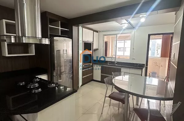 Apartamento para venda,  Centro, Pato Branco AMPLO, OPORTUNIDADE, SEMI MOBILIADO, COZINHA PLANEJADA, COM MESA, CADEIRAS E COOKTOP NOVO, SALA DE JANTAR COM MESA E BUFFET, CORTINADO, ROUPEIROS EM TODOS OS DORMITÓRIOS, SACADAS NA SUÍTE E NA SALA DE ESTAR
