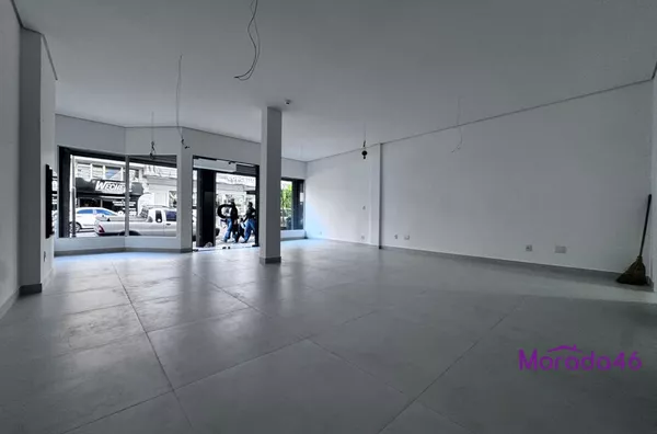 ALUGA-SE SALA COMERCIAL NO CENTRO 