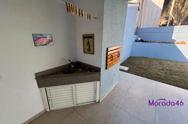 ÁREA COM CHURRASQUEIRA