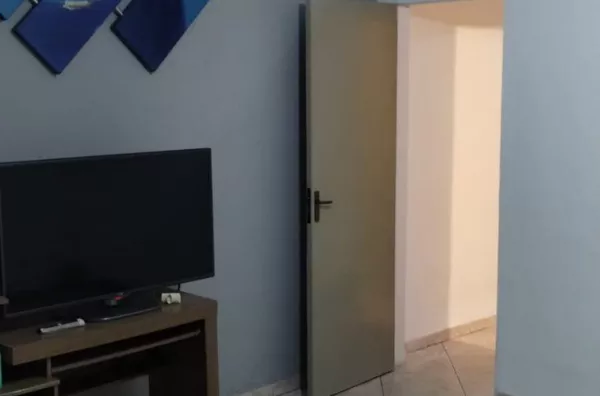 São (03) casa sendo cada uma com TRES cômodos, (01) salão ao lado.