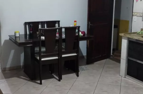 São (03) casa sendo cada uma com TRES cômodos, (01) salão ao lado.