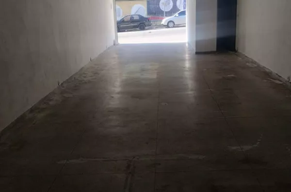 salão comercial no térreo, perfeito para o seu negócio. O imóvel possui um amplo espaço, proporcionando flexibilidade para diversas necessidades comerciais