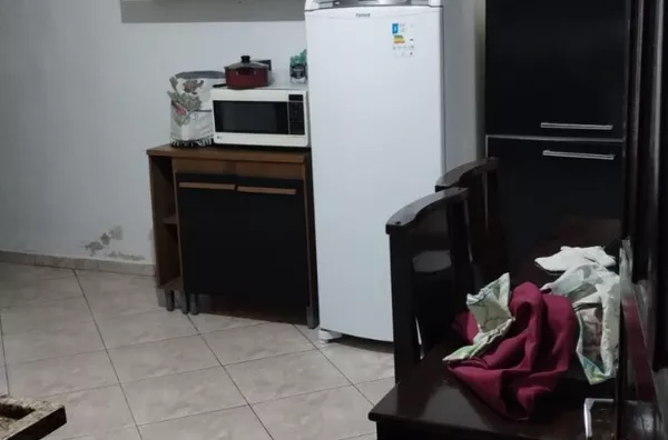 São (03) casa sendo cada uma com TRES cômodos, (01) salão ao lado.