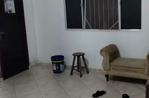 São (03) casa sendo cada uma com TRES cômodos, (01) salão ao lado.